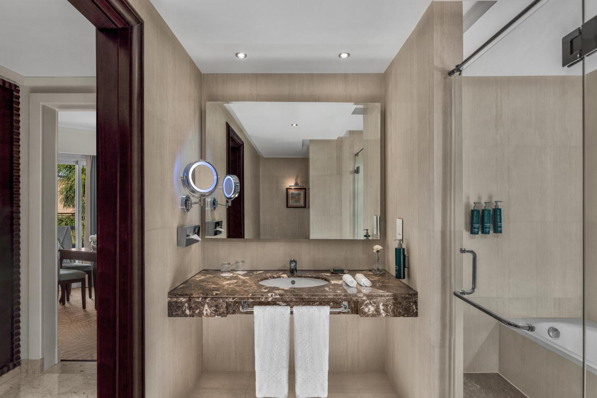 Complex Hilton Plaza 5*