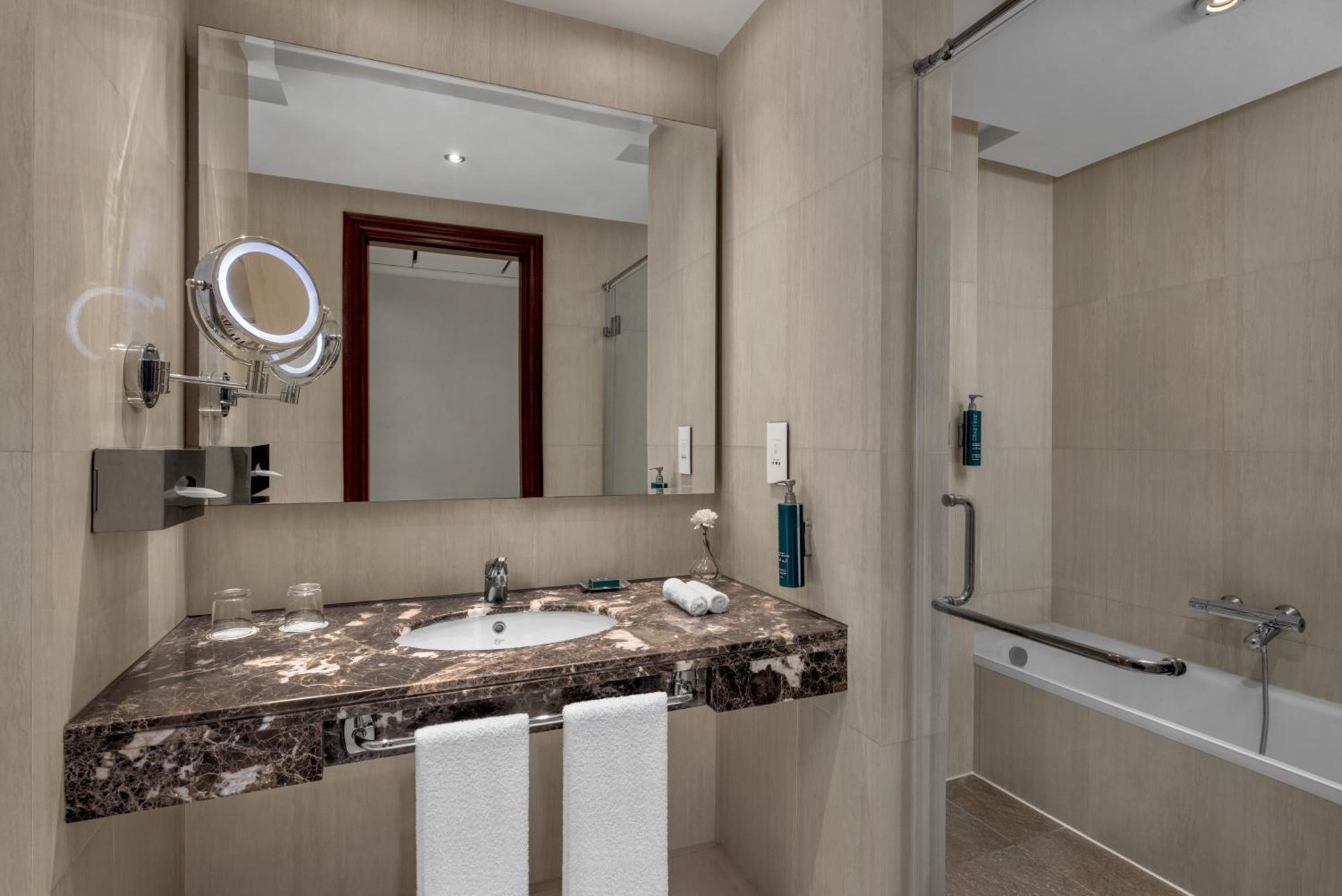 Hilton Plaza Alexandria